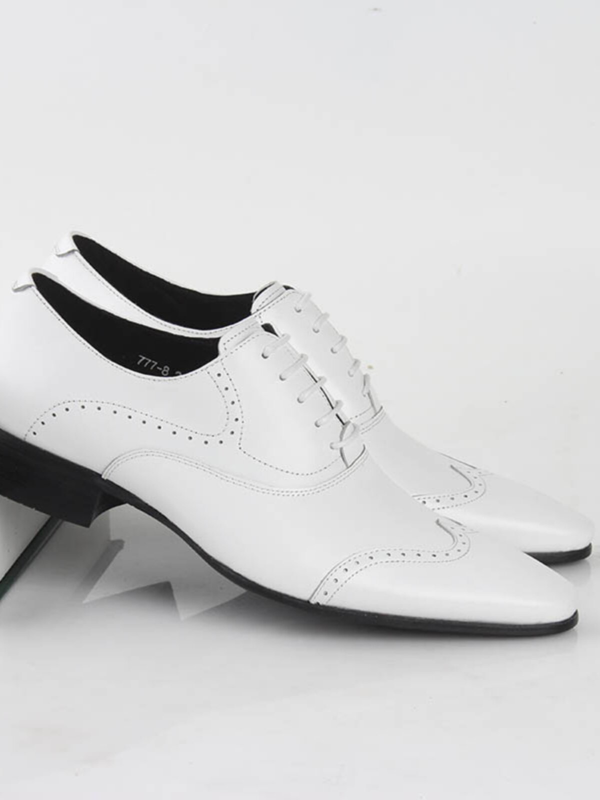 남성 정장 작은 가죽 신발 남성 영국 지적 발가락 비즈니스 화이트 캐주얼 남성 신발 가죽 유행 다목적 웨딩 신발 통기성