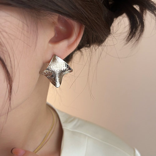 适合方圆脸的银色方形耳环2026新款爆款高级感耳钉轻奢气质耳饰女