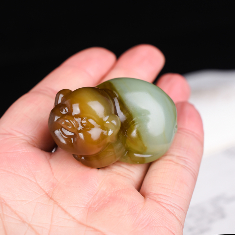 新疆和田玉玉猪手把件生肖猪招财
