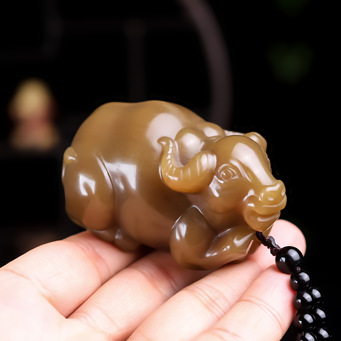天然新疆和田玉糖料招财玉牛手把件生肖牛把玩件牛气冲天玉石挂件