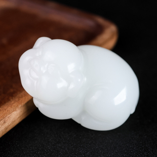天然新疆和田玉白玉招财猪手把件羊脂玉生肖猪挂件把玩件小摆件