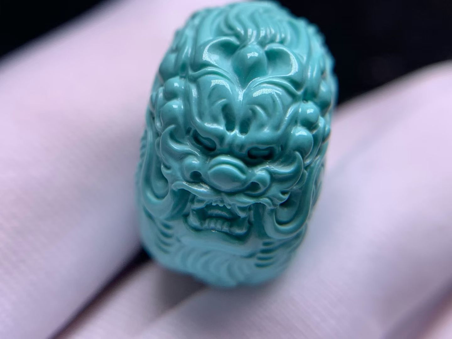 湖北十堰天然原矿高瓷无优化绿松石精品雕刻件龙鼓珠墩子直径17mm