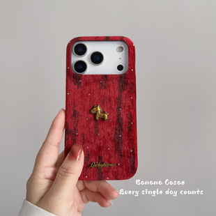 BananaCase新年款ins复古红色满天星丝绒闪钻立体幸运小马适用17promax苹果16pro手机壳iPhone13防摔14/15pro