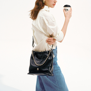 拉菲斯汀A字门流浪包包女2025新款夏天大容量单肩斜挎腋下水桶包