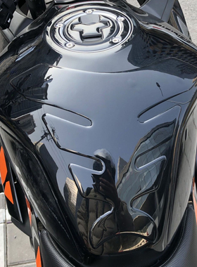 适用于铃木GSX250R改装贴花 黑色鱼骨软胶贴油箱盖贴gsx250r贴膜