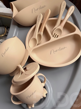 定制刻名字男女孩吸附餐盘婴幼儿童吃饭兜碗分格防摔硅胶餐具礼物