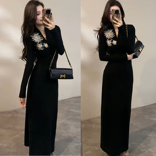 法式优雅时尚太阳花裱花V领长袖连衣裙女秋冬气质收腰显瘦长裙子