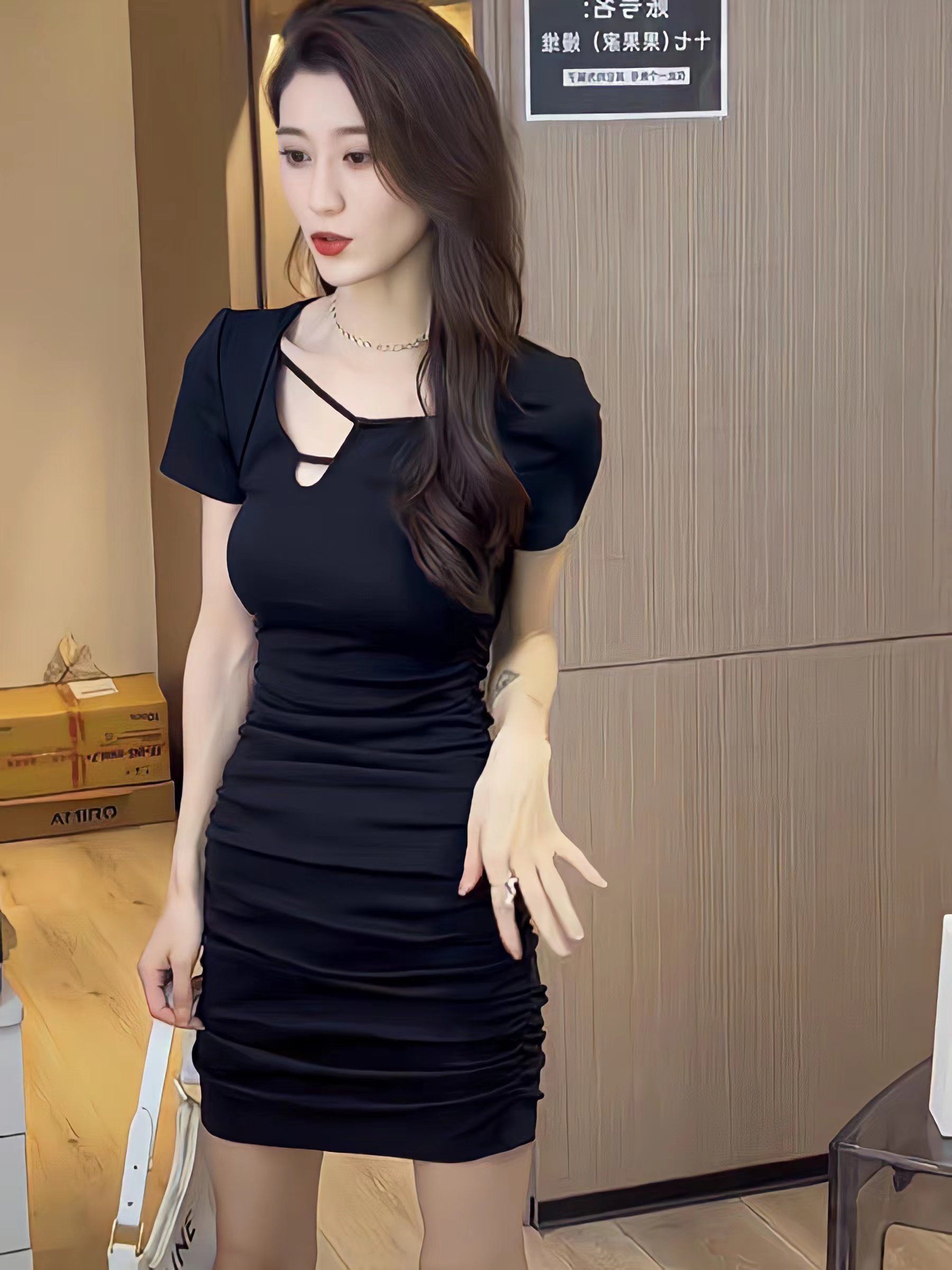 时尚甜辣露锁骨连衣裙女夏洋气褶皱收腰显瘦弹力棉短袖性感包臀裙