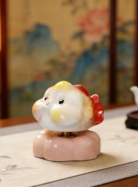 2026年新款可爱卡通生肖鱼吉祥物桌面装礼物车载旋转摆件时来运转
