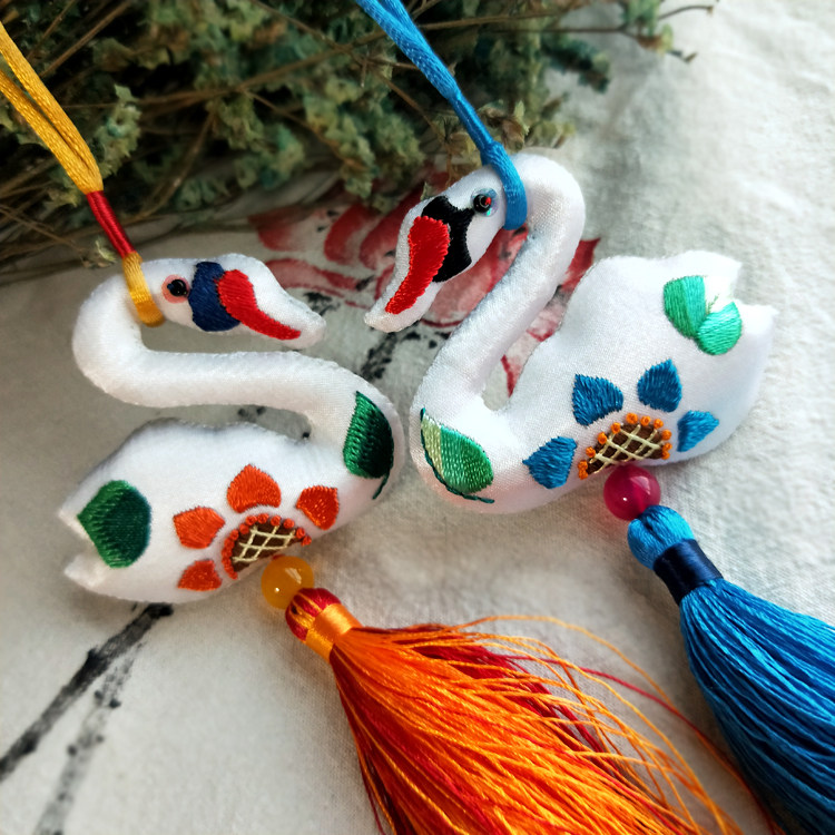 【旗符】甘肃庆阳香包香囊端午节手工刺绣天鹅荷包双面绣汽车挂件