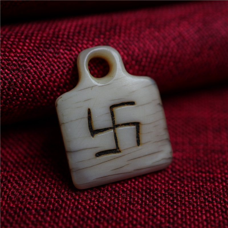 西藏油润猛犸牙小吊坠藏民手工雕刻卐字咒点牌项坠穿手串配饰侧挂