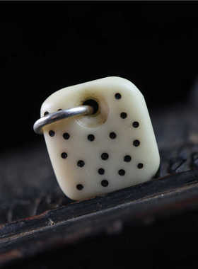 白色料器咒点牌子纯手工雕刻藏传白料侧挂文玩手串配饰吊坠密胺卡