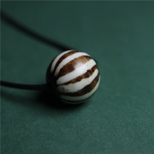 精品十二线木化石缅甸钦族传统老邦提克瓜珠锁骨圆配珠吊坠