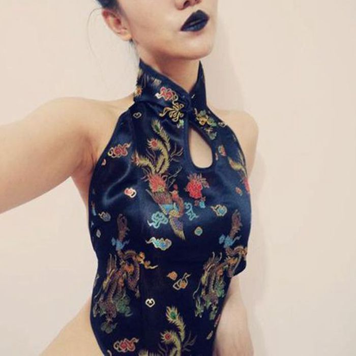 古典成人肚兜丝绸女内衣性感情趣龙凤梅花中式盘扣旗袍领夜店红色