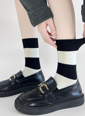 秋冬get到了纯黑的魅力！百搭不是说说的~好看~暗纹麻花条纹袜子