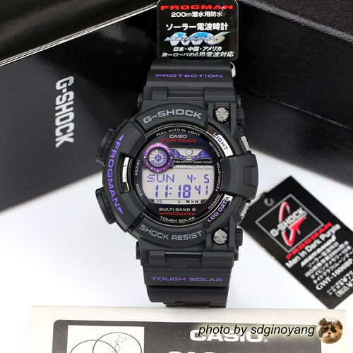 潜水蛙人限定紫色电波光动能腕表