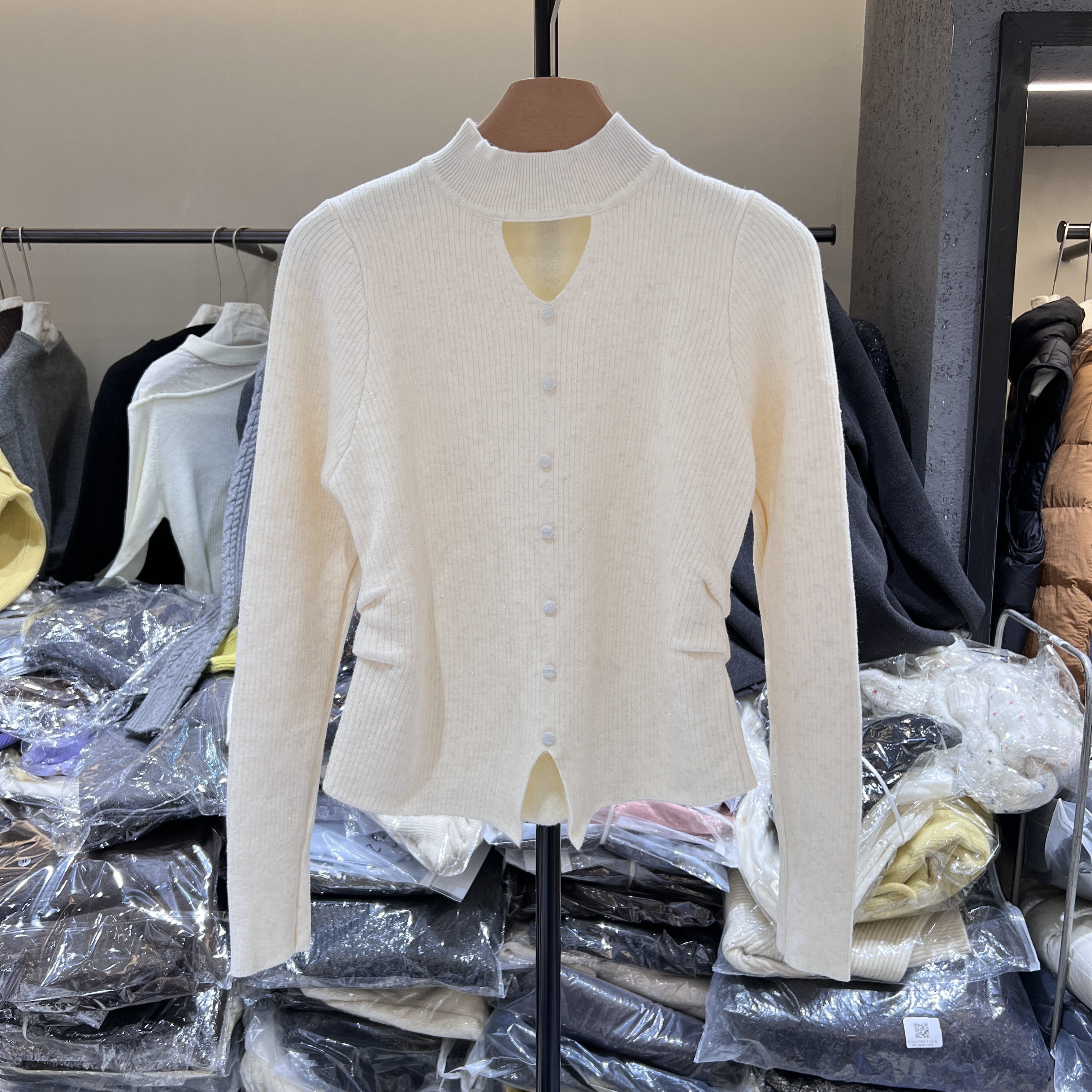 新春氛围感穿搭半高领长袖针织打底衫秋冬一体加绒内搭一体绒上衣