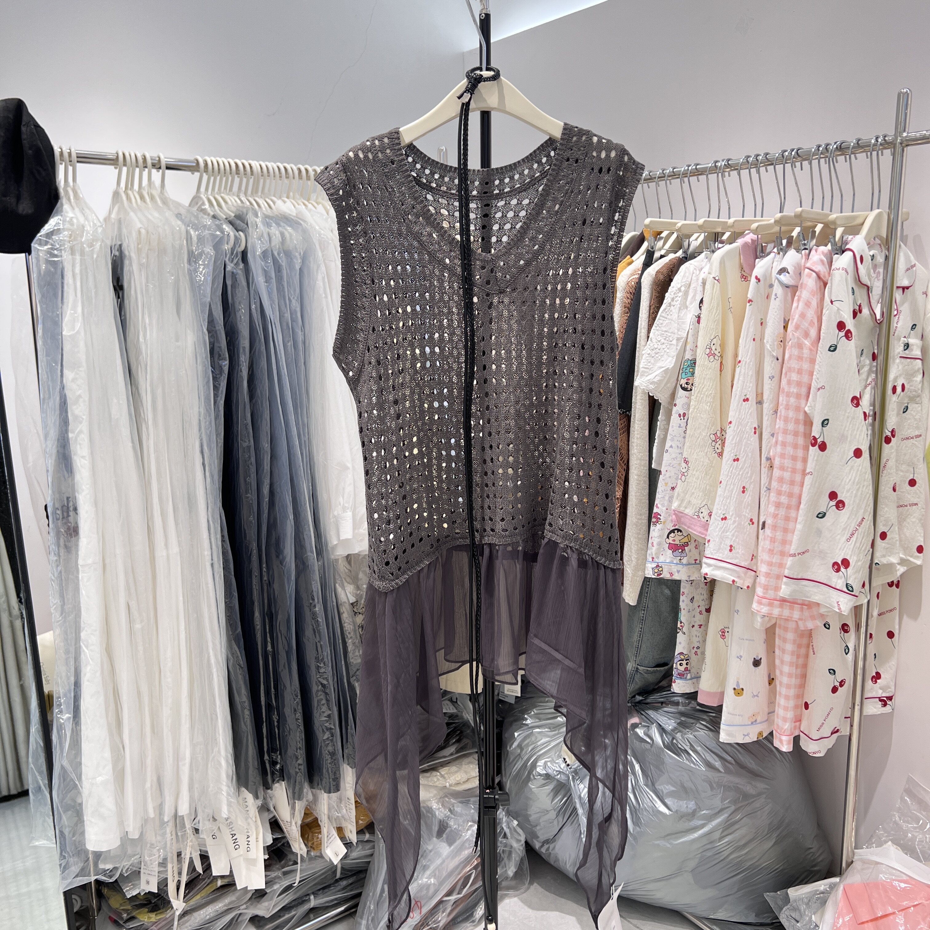 欧货现货镂空设计感针织吊带背心女外穿2026春季下摆设计上衣6136