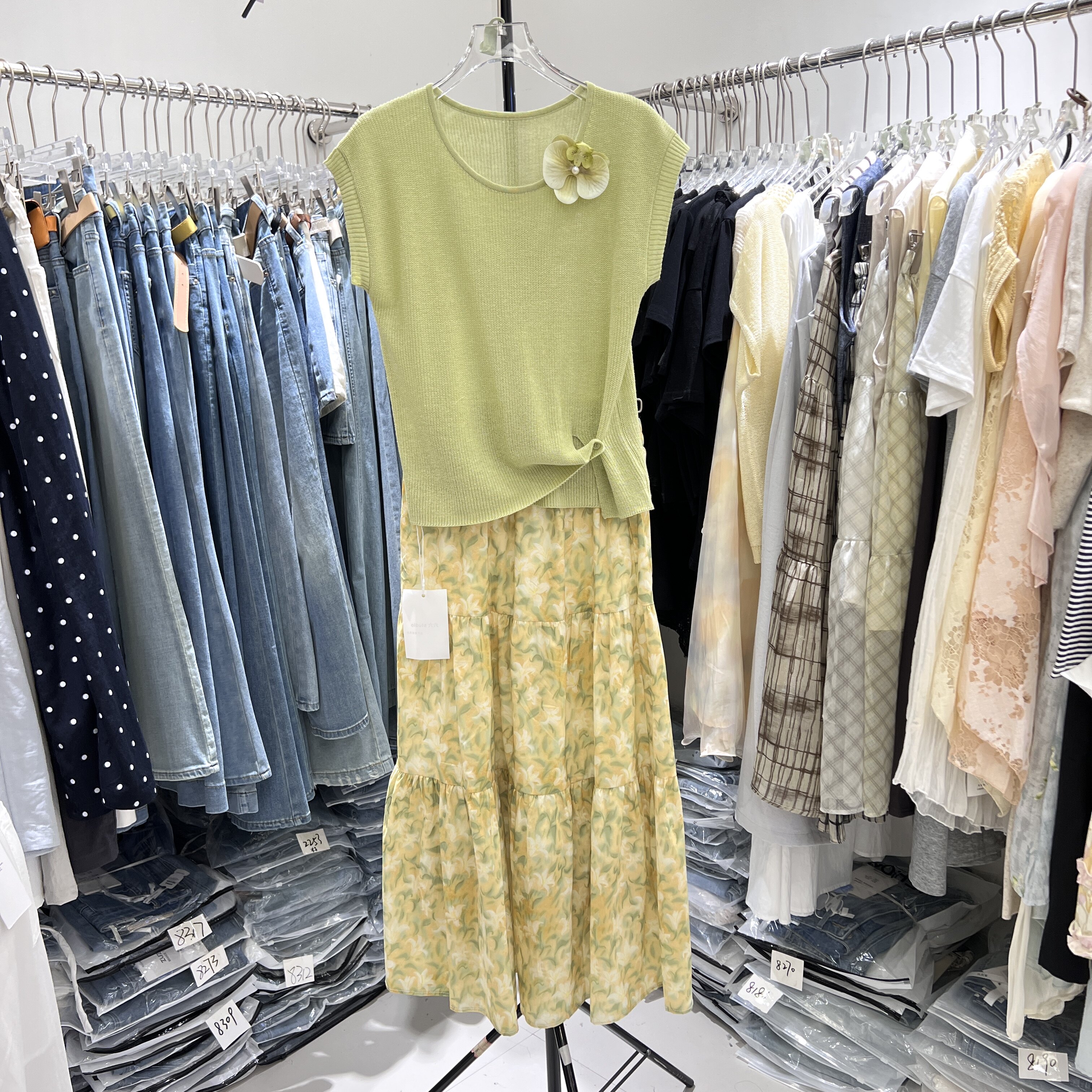 2026夏新款小个子圆领镂空花朵上衣女+碎花a字半身裙时尚两件套装