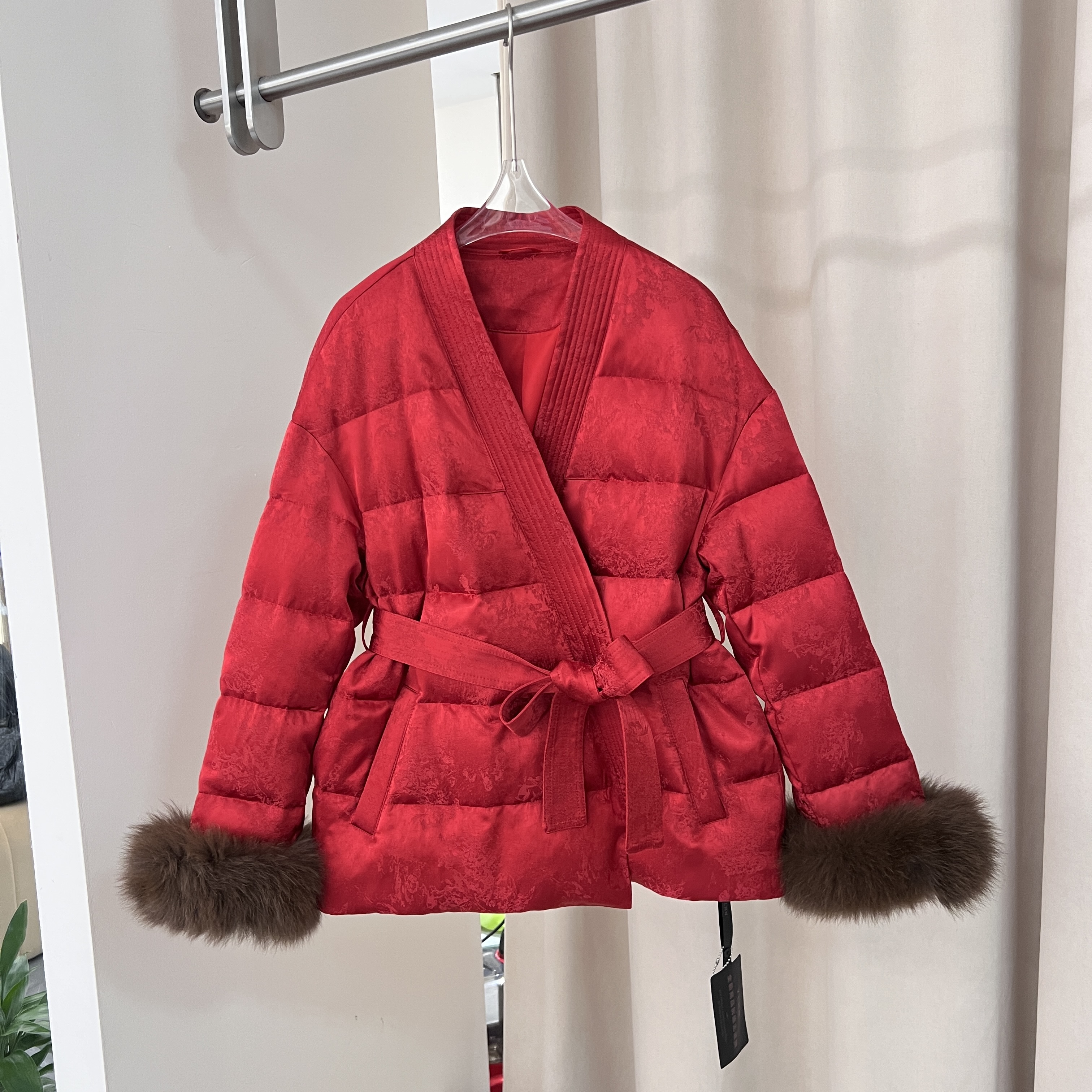 2025冬季新款国风V领提花羽绒服女收腰系带束腰红色新年战袍25823