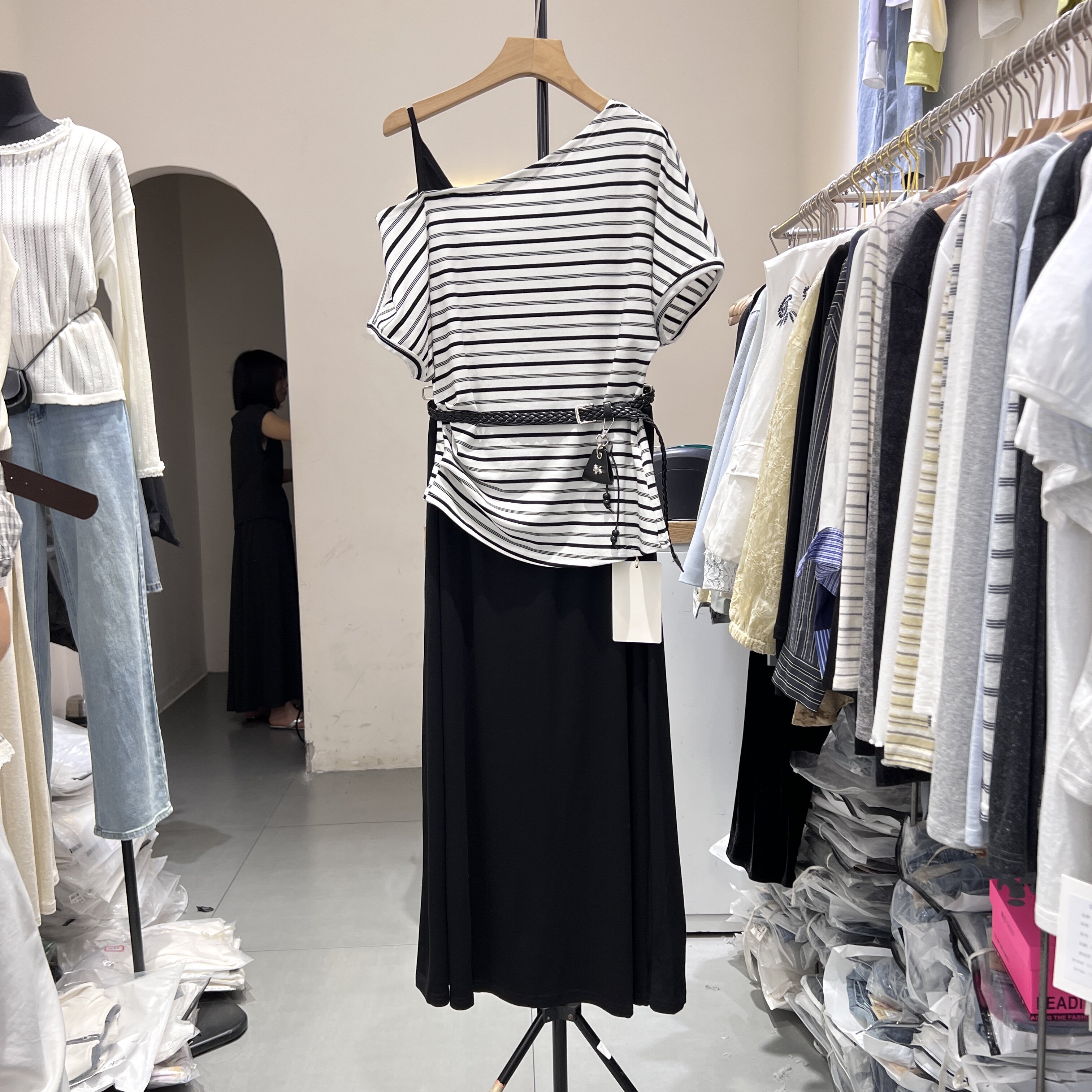 2026夏装搭配一整套女装韩系条纹斜肩吊带上衣+半身裙子两件套装