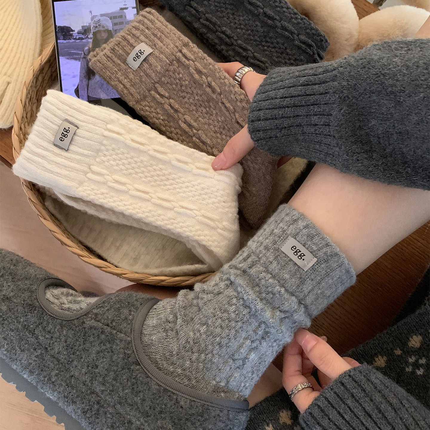 字母布标麻花羊毛袜子女中筒袜秋冬加绒加厚保暖日系复古羊绒长袜