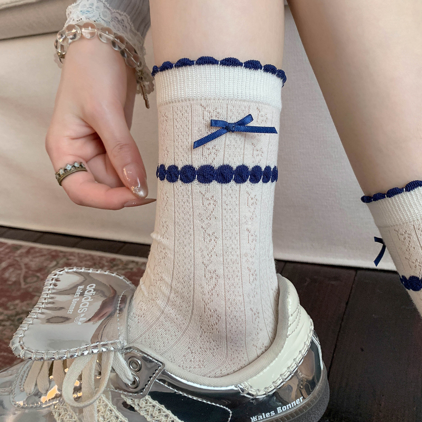 miu系白色布标袜子女夏季薄款中筒花边灰色蝴蝶结堆堆袜配勃肯鞋图片