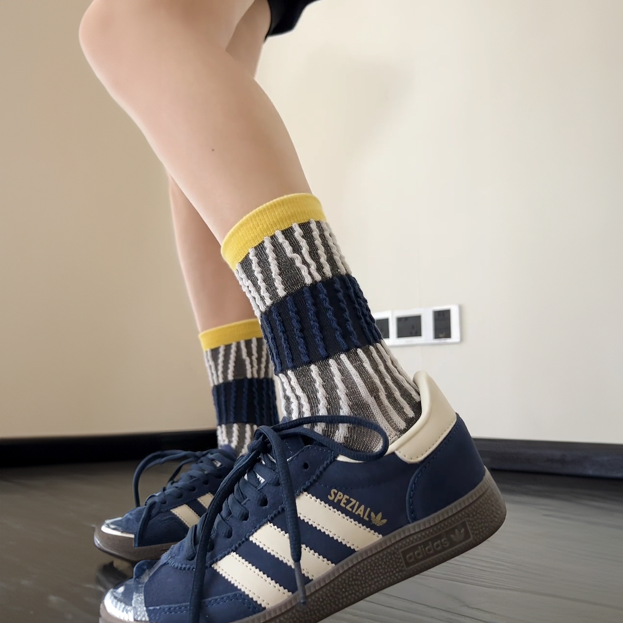 小众设计师线条中筒女袜