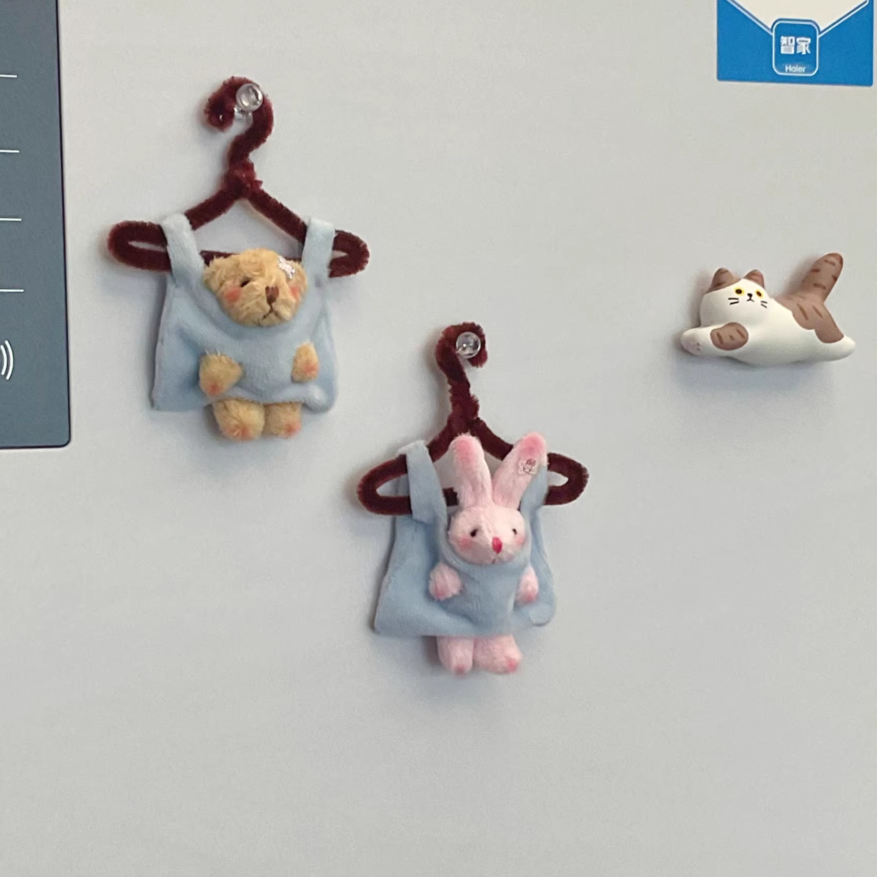购物袋里的动物兔子小熊毛绒公仔冰箱贴背包挂件摆件装饰陪伴礼物