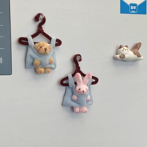 购物袋里的动物兔子小熊毛绒公仔冰箱贴背包挂件摆件装饰陪伴礼物