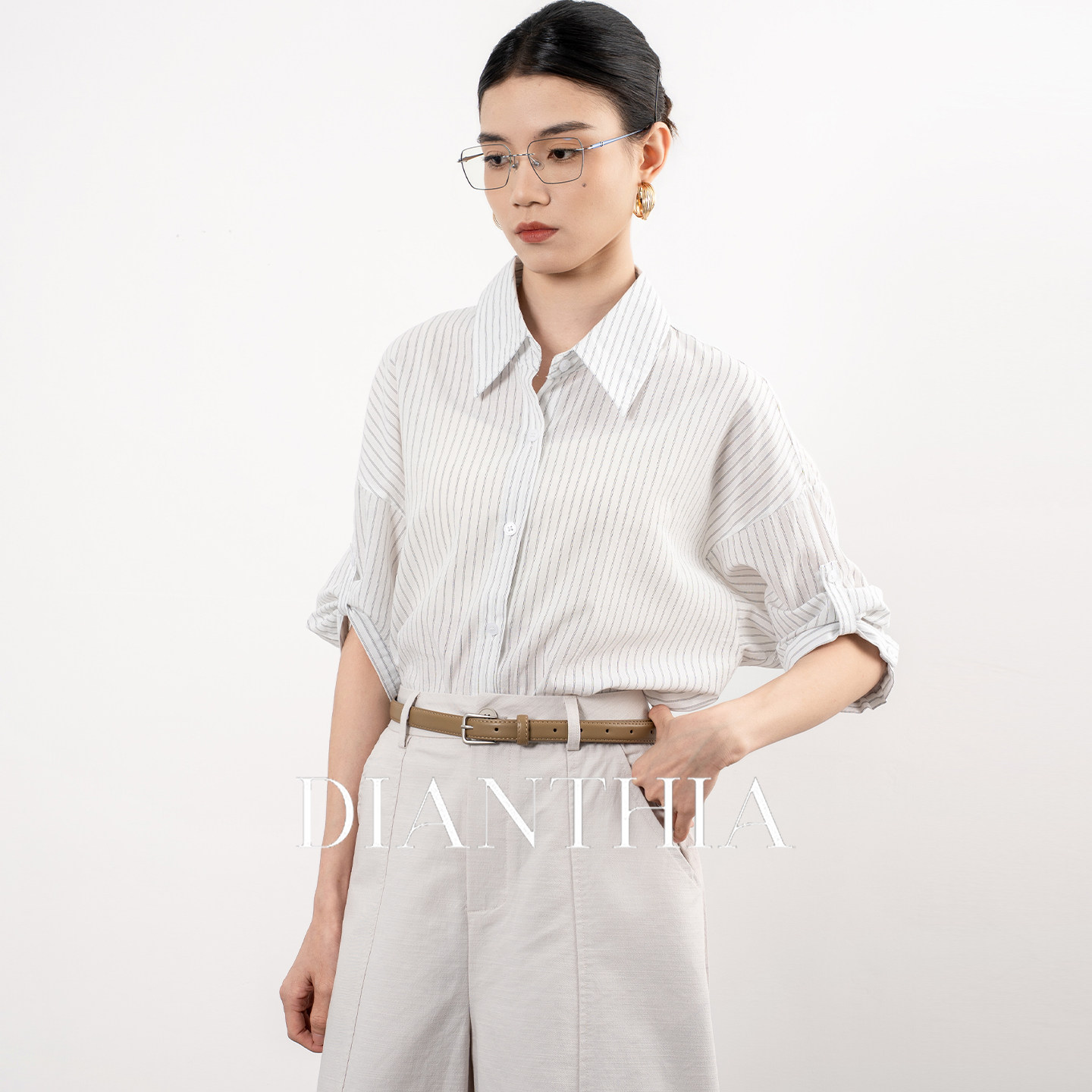 DianThia背后开叉条纹挽袖衬衫女夏季新款中袖宽松减龄设计感衬衣