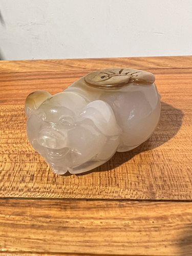 天然玛瑙玉髓俏色巧雕福猪如意猪摆件通透无暇适合把玩摆设