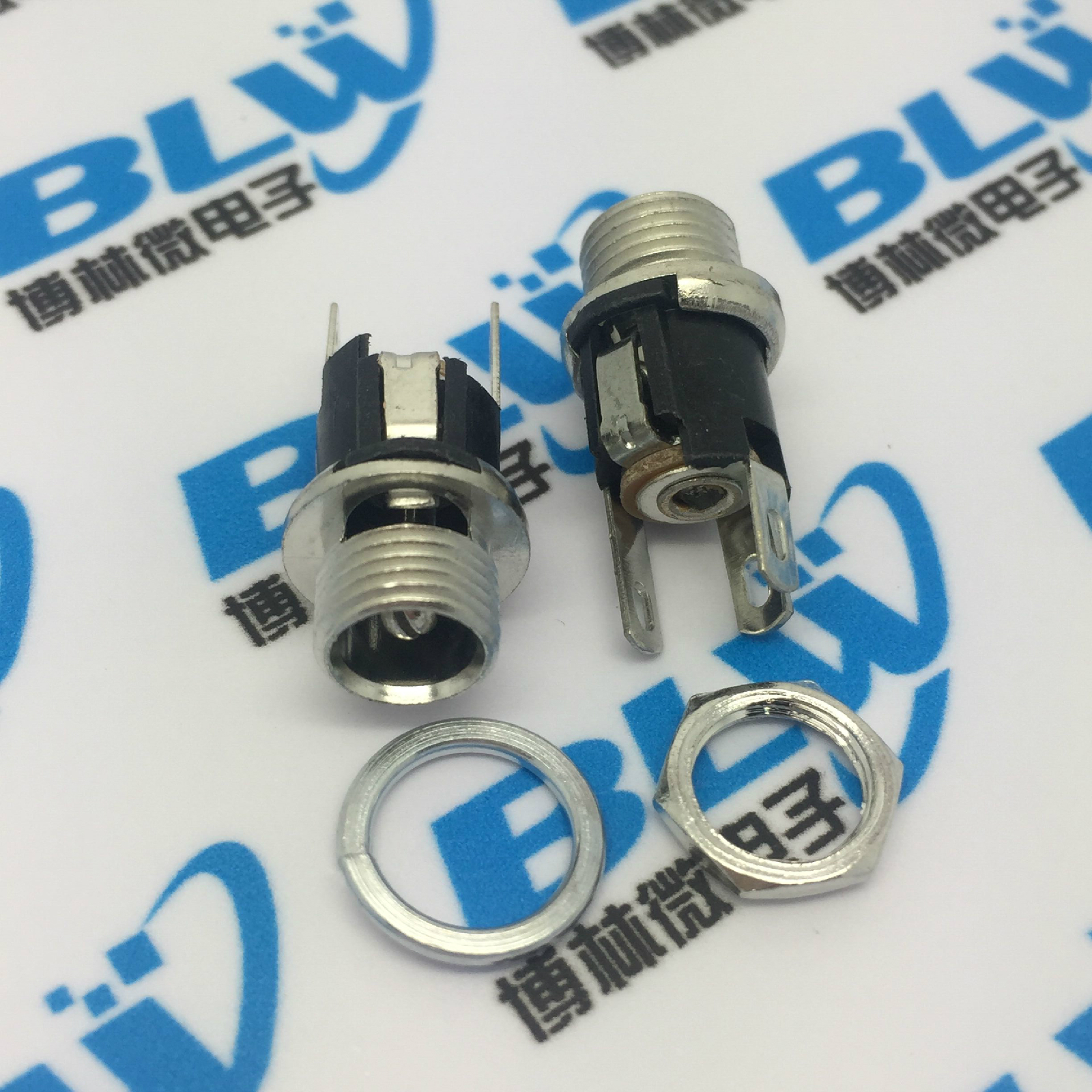 5点以前订单当天发货，5点后订单尽量当天发货。 订单100以上可以开普通发票 ，税点6%，有需要可直接联系客服。 默认不开收据，有需要的可以留言