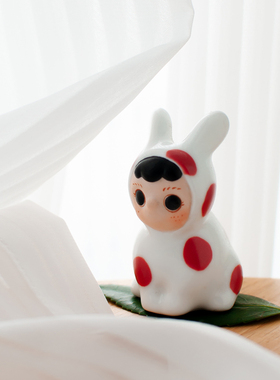 陶瓷手绘可爱兔子办公桌面小摆件