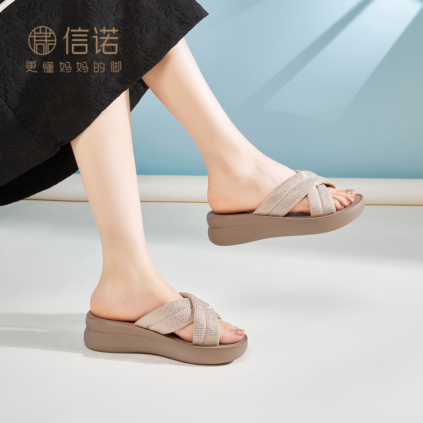 信诺妈妈鞋时尚水钻一字拖女外穿软底舒适厚底凉拖鞋2026夏季新款