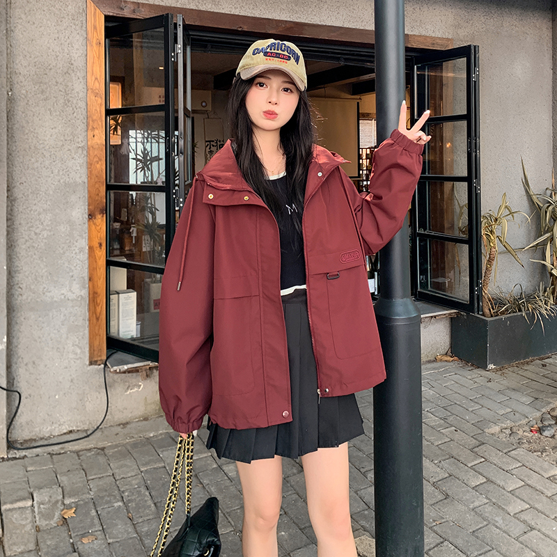 红色户外冲锋衣女款2024年新款外套春秋款登山服徒步露营夹克