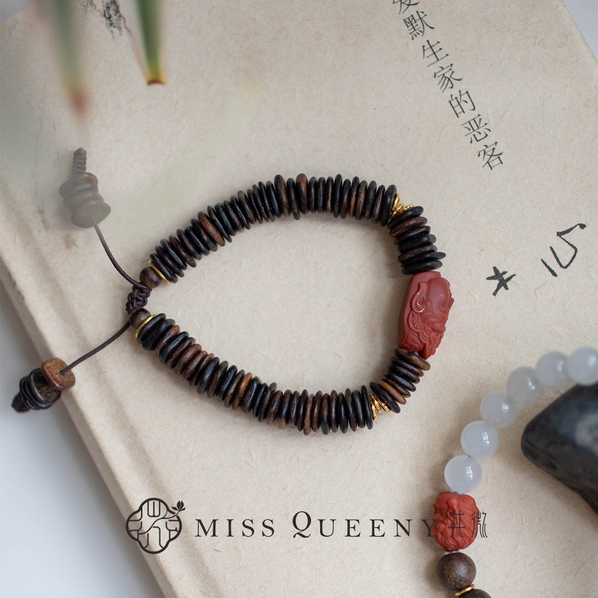 MissQueeny其微|药师佛相南红雕件随型沉香盘缠手串18k金新中式