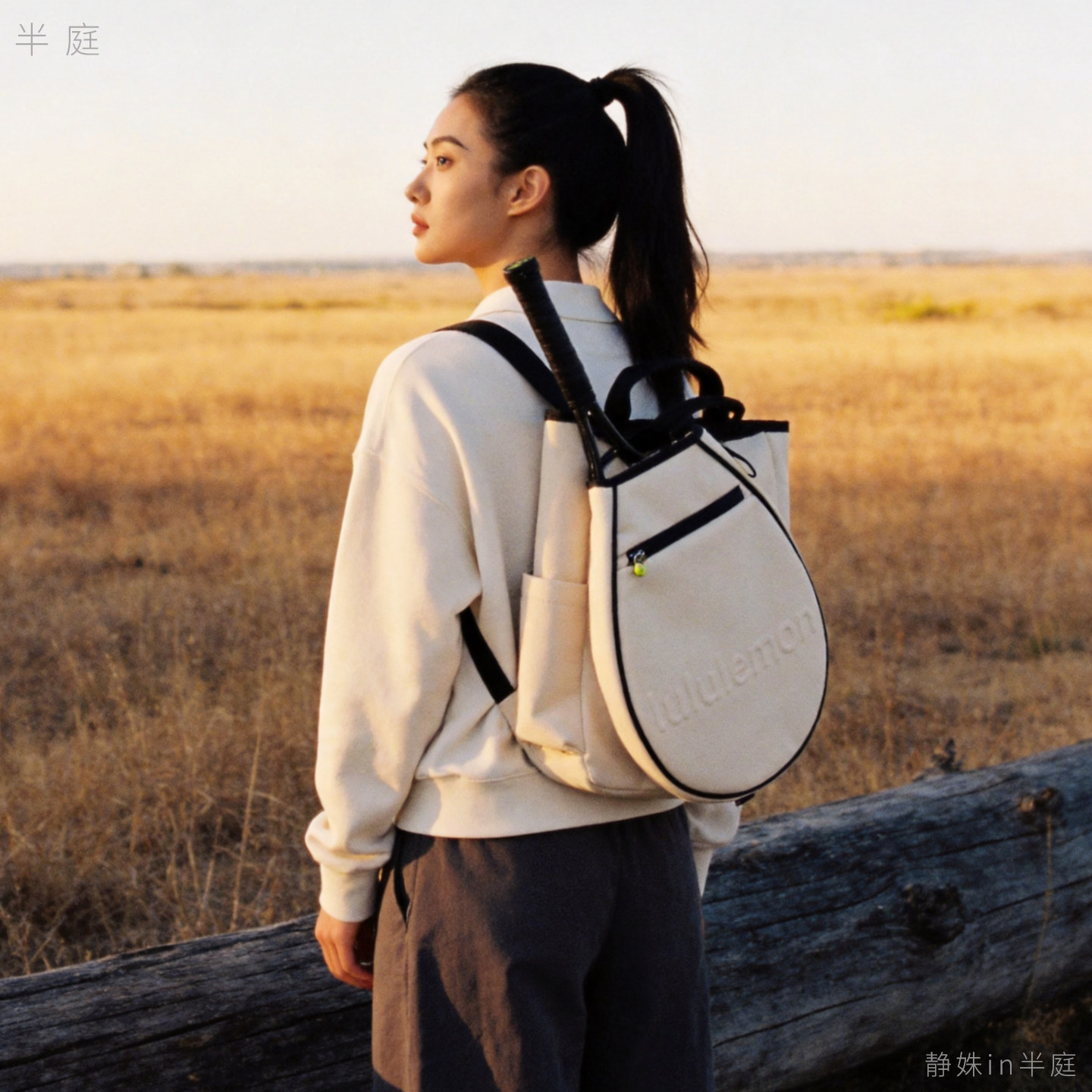 素衣负拍立野 凝眸不染黄昏  lululemon 双肩手提2合一 网球包19L图片