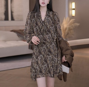 欧洲站绑带V领碎花连衣裙女2026春季新款气质复古休闲宽松腰果裙