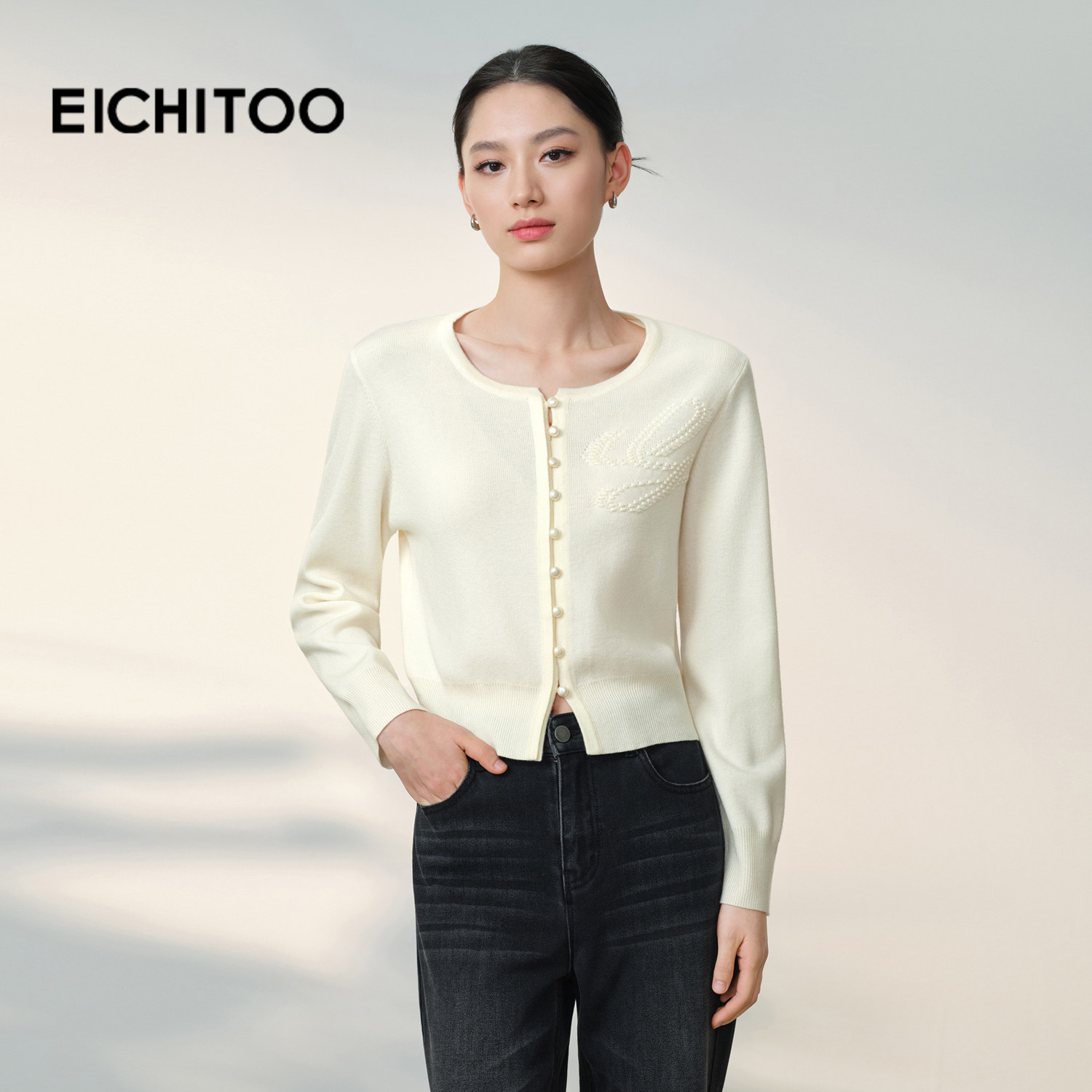 爱居兔米色针织衫女2026年春季新款优雅圆领气质显瘦短款上衣毛衣