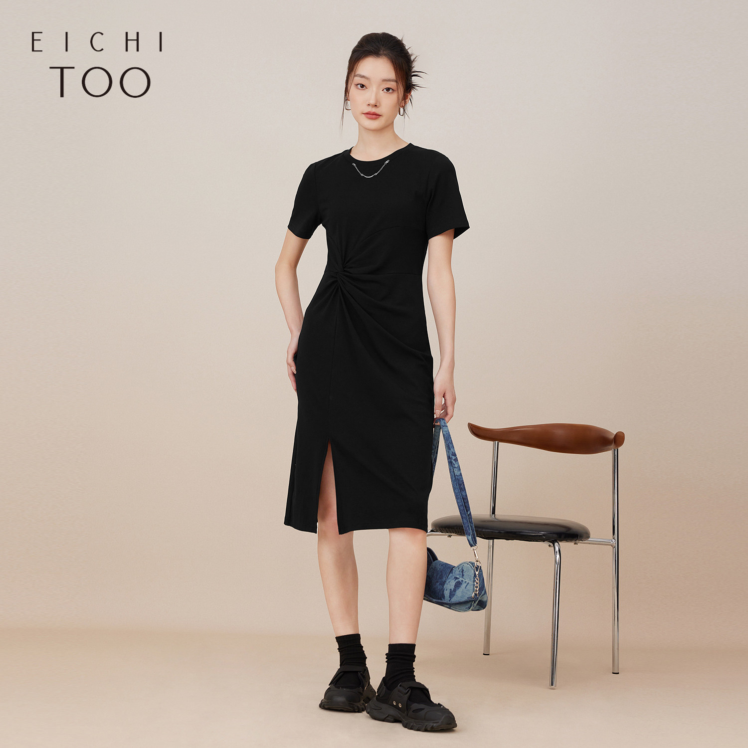 爱居兔夏季新款简洁大气时尚扭结设计感短袖连衣裙