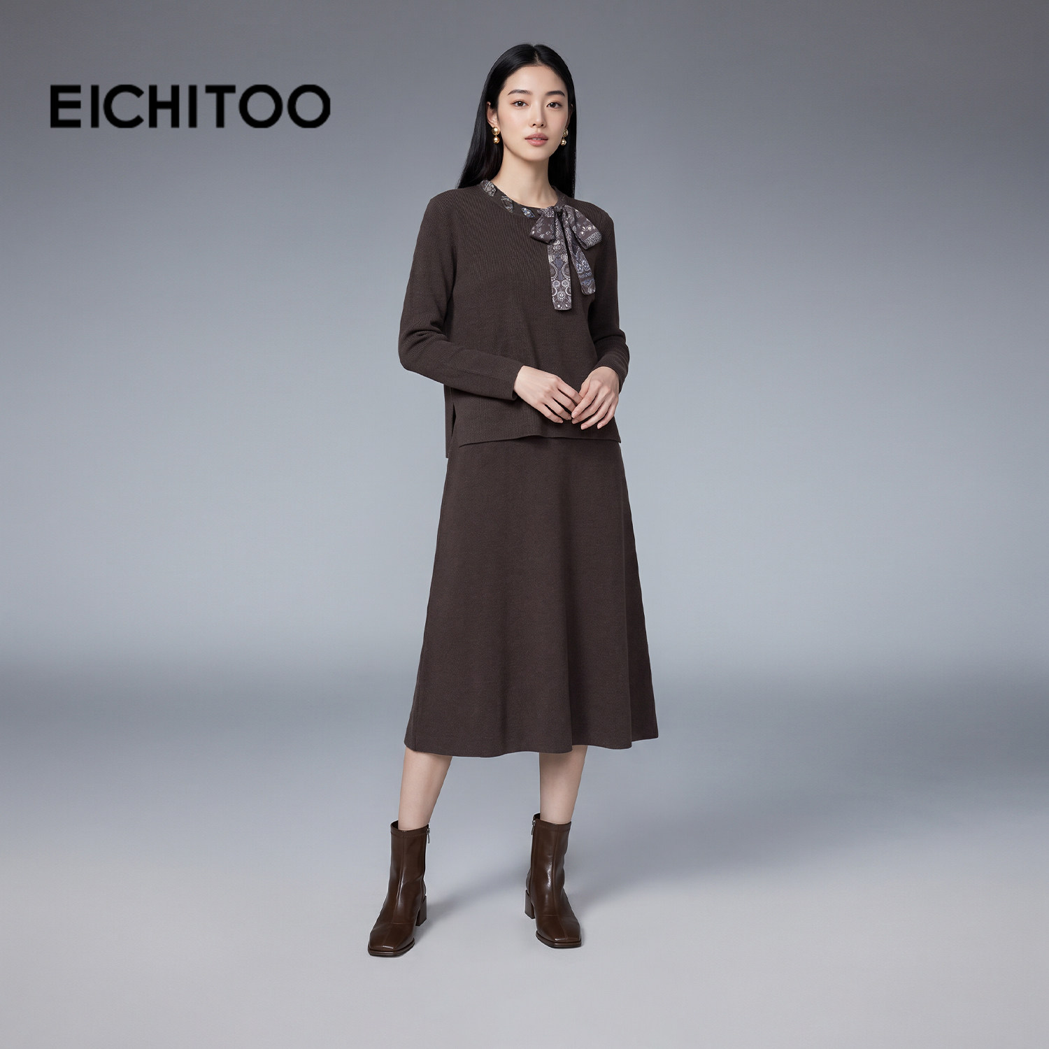 爱居兔两件式针织连衣裙2026年冬季新款女装饰丝巾宽松气质通勤裙