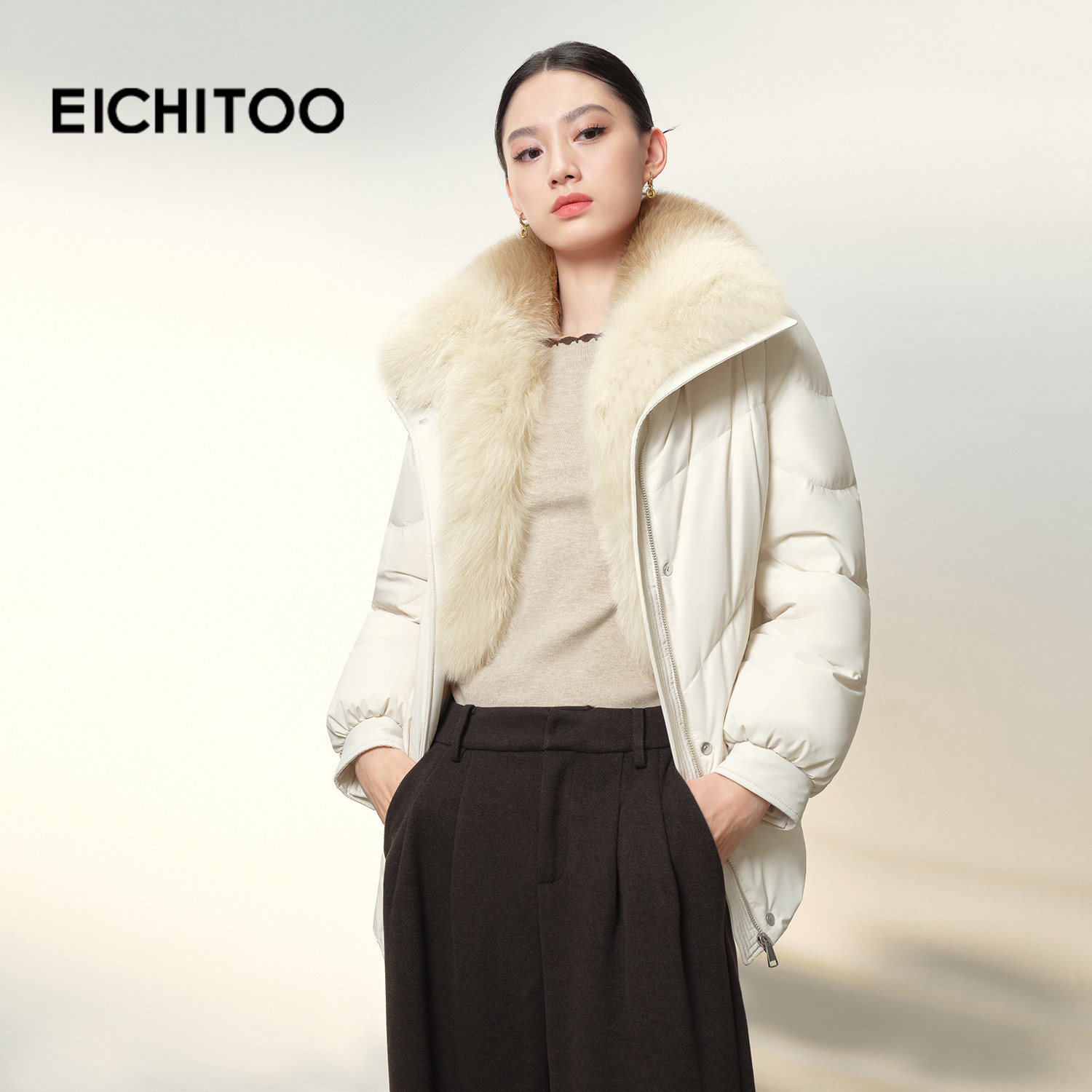 爱居兔温柔米色时尚羽绒服2025年冬季新款女保暖大毛领舒适冬外套