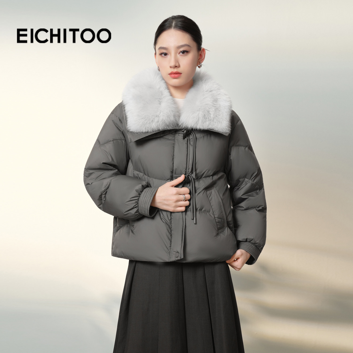 爱居兔品质翻毛领短款羽绒服女2025年冬季新款宽松保暖牛角扣外套