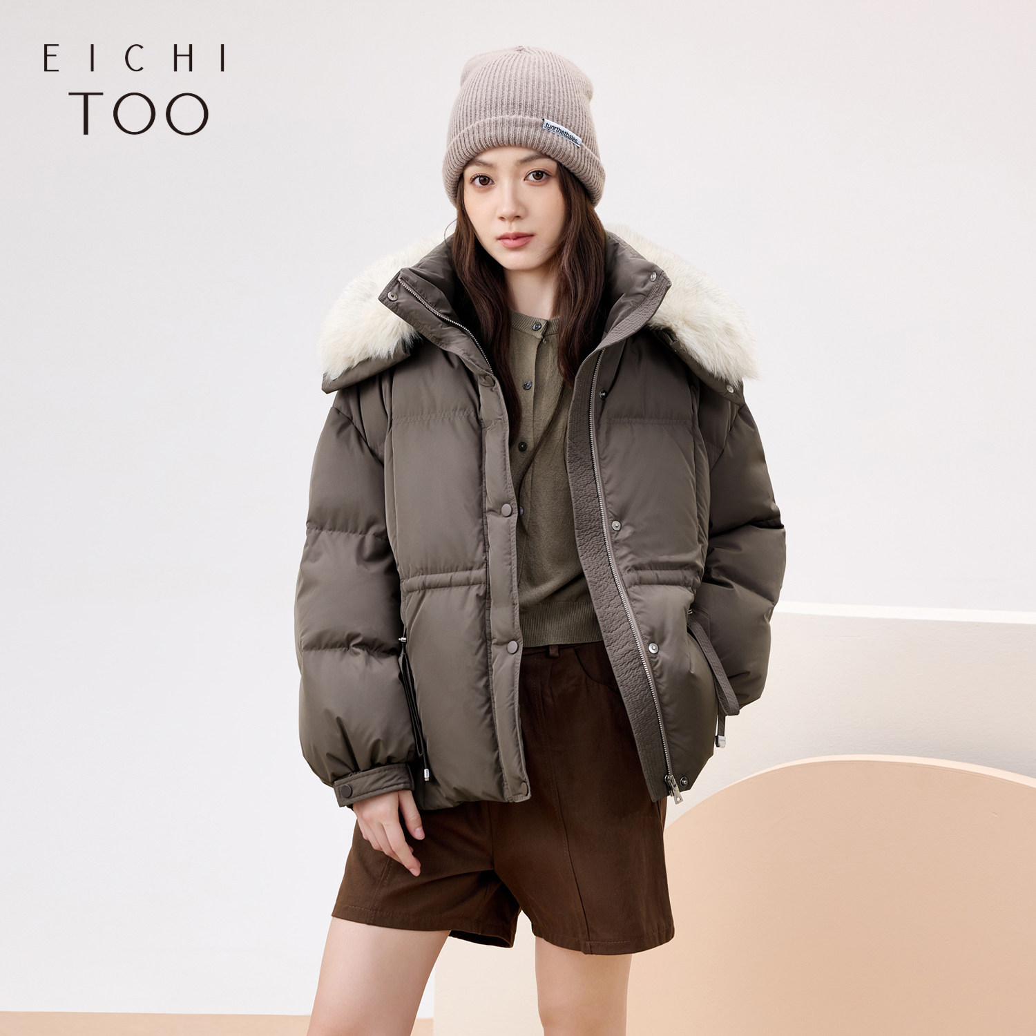 爱居兔时尚羽绒服女冬季新款经典时尚大毛领外套