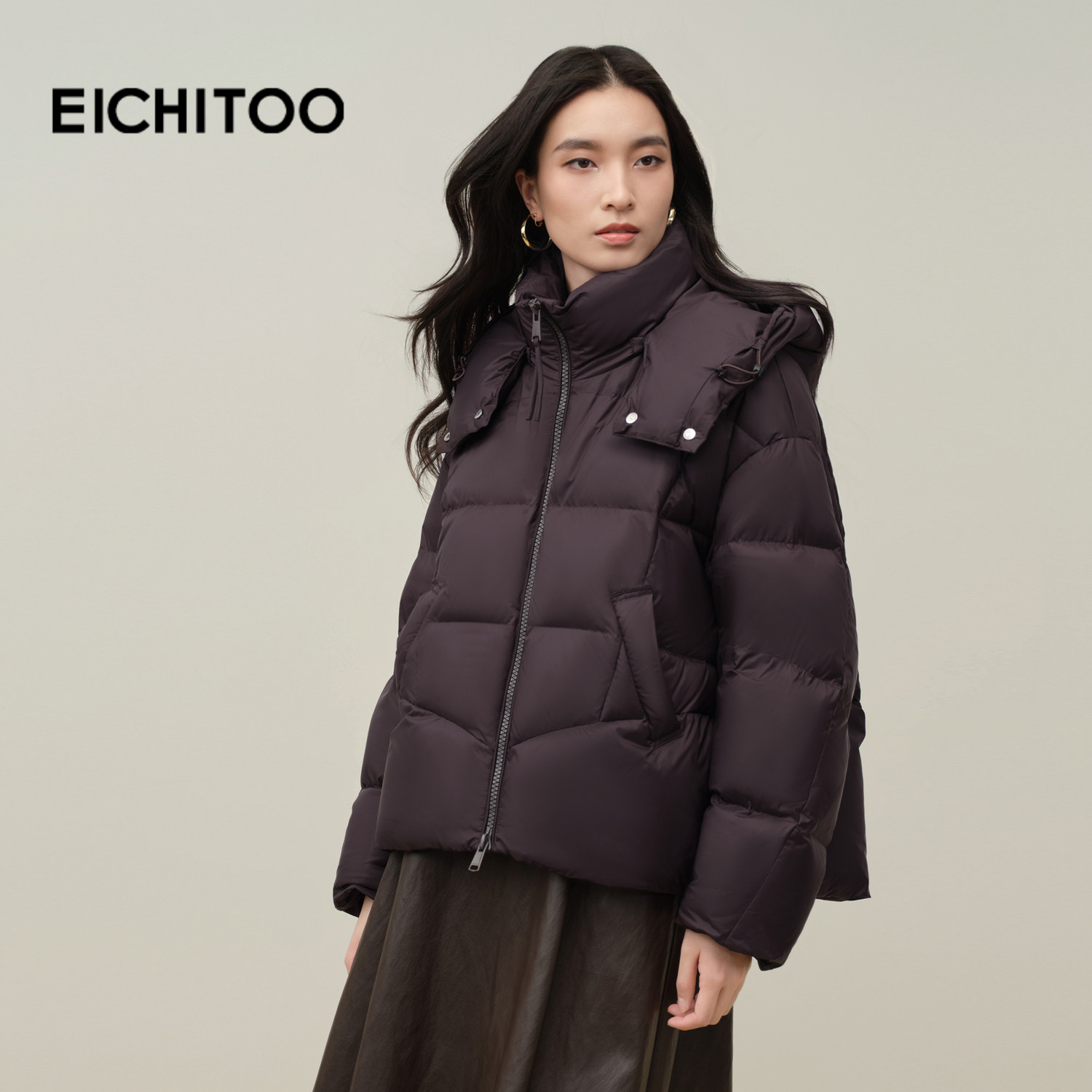 爱居兔90鸭绒立领连帽羽绒服女2025年冬季新款龟背廓形保暖短外