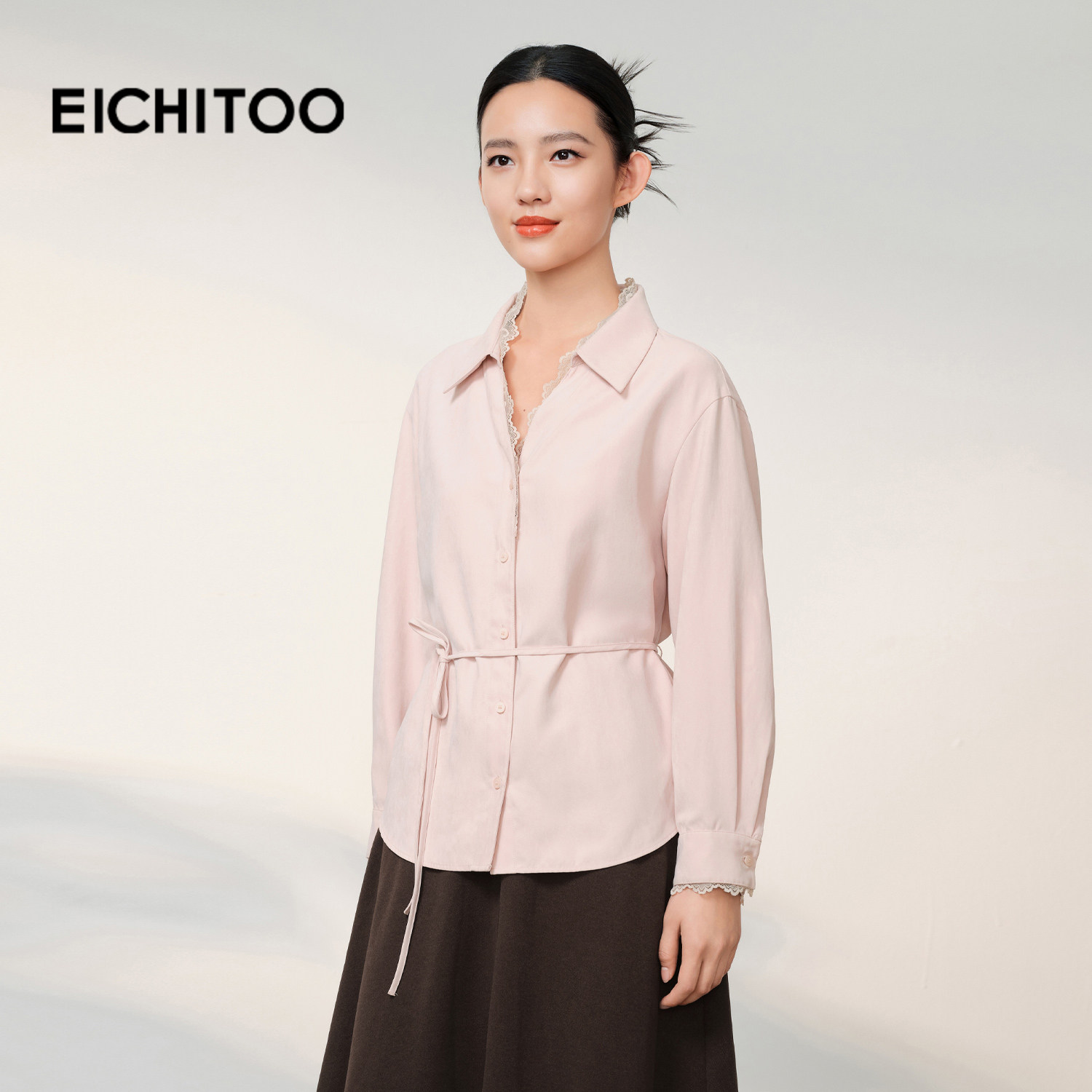 爱居兔粉色优雅长袖翻领衬衫女2026年春季新款蕾丝设计感系带上衣
