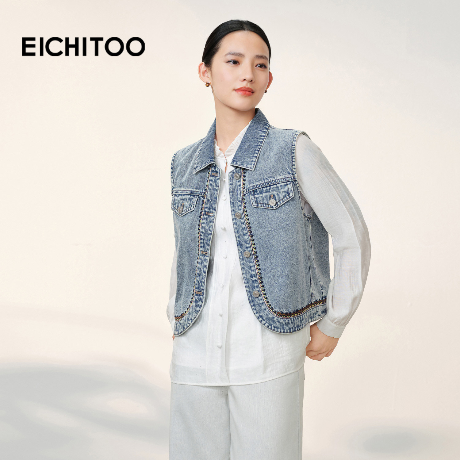 爱居兔复古翻领牛仔马甲女2026年春季新款刺绣撞色外搭背心外套