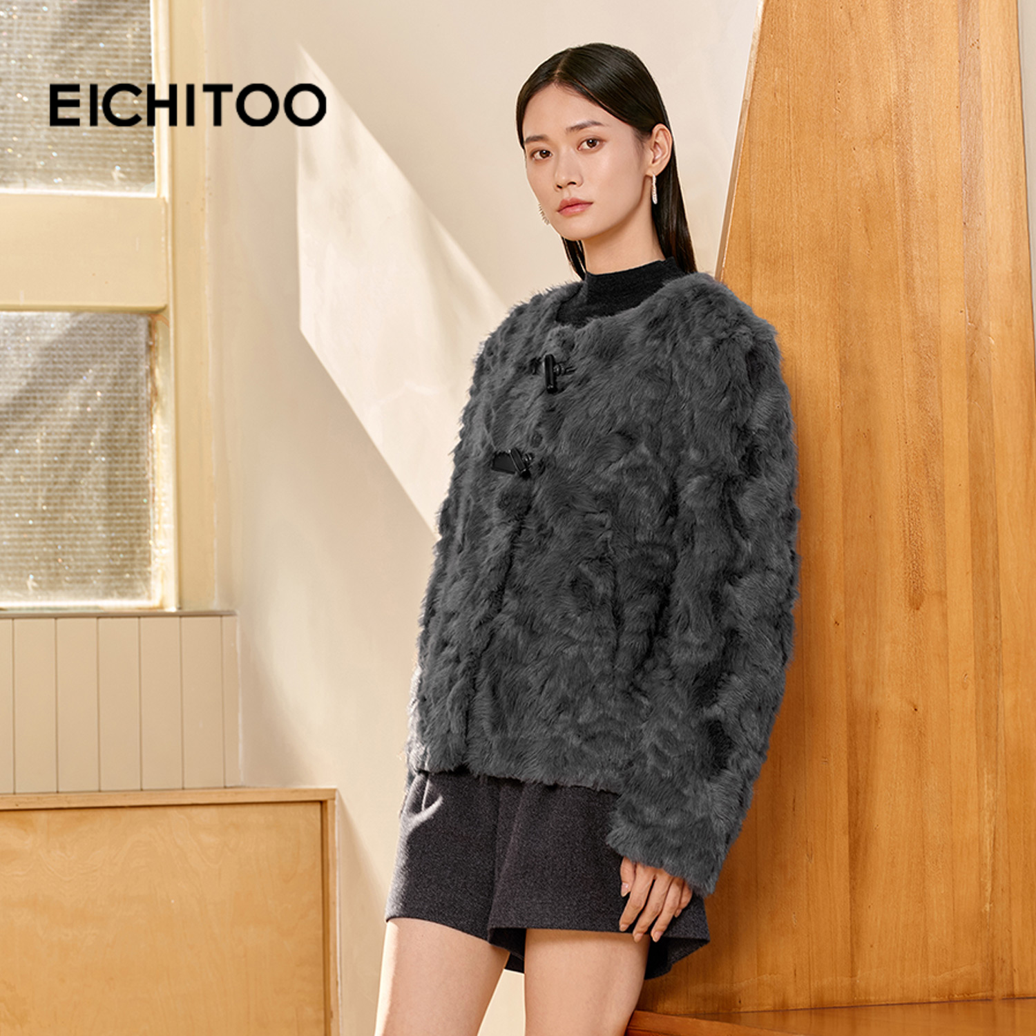 上身显瘦，搭配门襟牛角扣