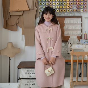 原创设计新款牛角扣双面羊毛大衣女粉色连帽长款外套冬《小奶猫》